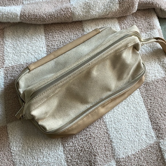 Beis weekender duffle and Dopp kit - Picture 7 of 9